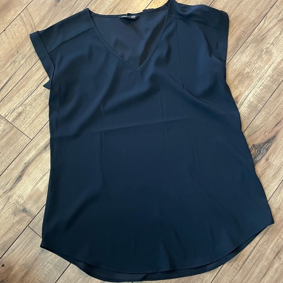 Express Tops - 🌿 NWT Express size medium black blouse top shirt